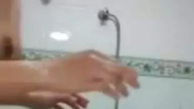 Desi girl bathing and cleaning under the pussy