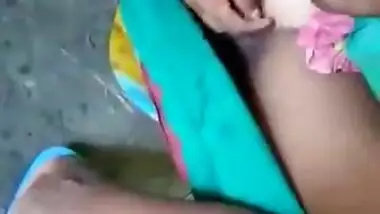 Desi Bhabhi shaving Her Pussy