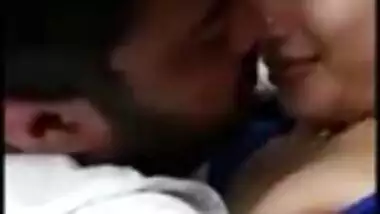 Desi cute girl kissing sn in hotel