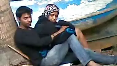 Desi couple caught fucking outdoor