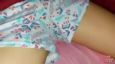 xxx desi video casero con mi hermanastra primera vez en su cama hacemos cosas debajo de las sabanas