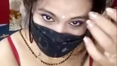 Sexy busty bhabhi teases with her XXX curves for Desi webcam show