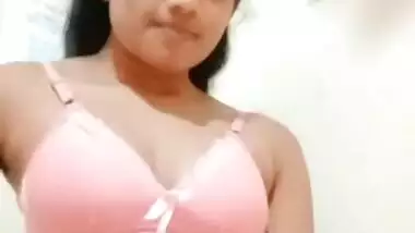 Cute Lankan Babe Showing For BF