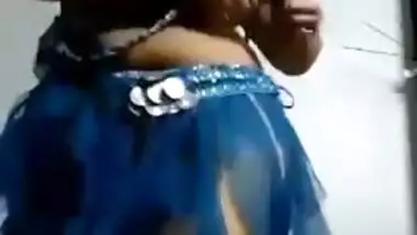 Hot desi girl in a belly dance suit exposes her XXX titties on a sex cam