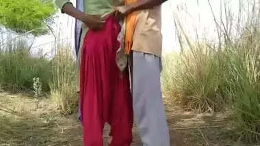 Outdoor desi sex video of pervert and a laborer on the farm