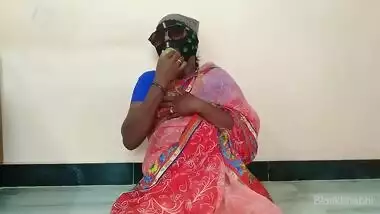 Desi aunty fucking pussy banana 2