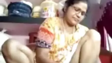 TIRUNELVELI TAMIL DELPHINE AUNTY SHOWING PUSSY HOLE