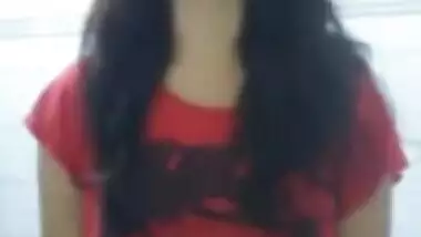 Indian Girl showing boobs saying “mujhe toh yaad hi nahi main bra nahi pahni hu”