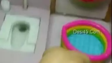 Hidden cam while bathing caught Paki girl. Scandal Desi XXX video