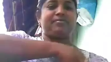 Tamil Bhabi showing her big boob