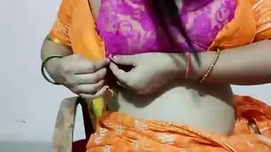 Hot Mature Aunty in bra Pressing her Big Boobs