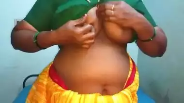 desi aunty showing her boobs and moaning