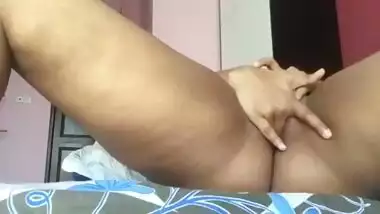 Ghar par apni mami ko chut mai ungli karte pakda