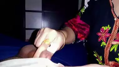 Slut wife’s quick dick sucking in the Indian blowjob MMS