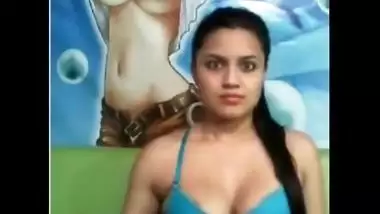 Sexy Mumbai Girlfriend Exposes Big Boobs on Cam and Rubs Pussy