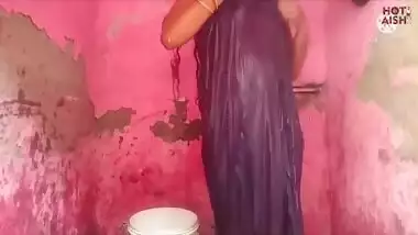 Hot Aish - Indian Mom Showing Her Big Ass & Big Boobs Closeup In Bathroom