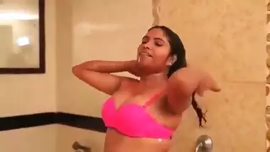 Sexy Desi Tamil aunty shows huge boobs in bathroom