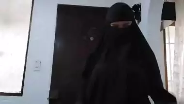 Pakistani xxx video of a hijabi wife