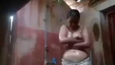 Desi Mature bhabhi bathing