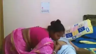 Desi hot mature maid sucking dick of her house owner