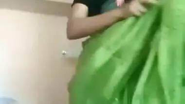 Sexy Bhabhi Showing Her Boobs