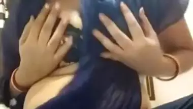 Sexy bhabi Teaching Fans