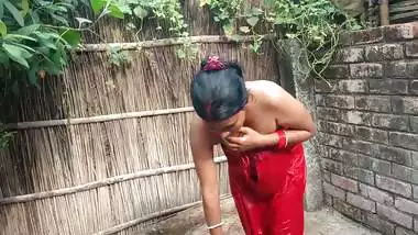 Village bhabhi outdoor nude bath captured by devar