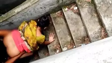 Desi Bhabhi Ko Sidhi Me Choda Hot Indian Bhabhi Fucking In Top Of House