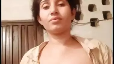 Paki Bhabhi showing boobs new clip