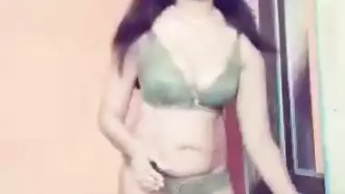 Beautiful Indian Bhabhi showing her big boobs