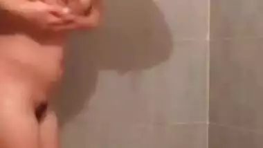 Sexy Indian Girl Bathing