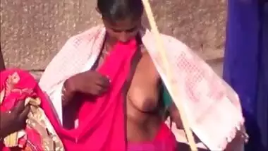 desi hot aunty changing blouse