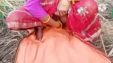 Slut lady fucks her labor in a desi outdoor sex video