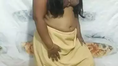 Bhabhi Shows her Boobs