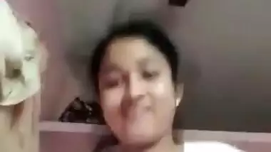 Cute Desi Girl Showing her Boobs and Pussy Full Clip