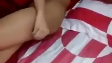 Skinny Girl Fingering herself in bed