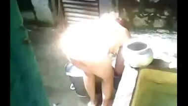 Huge ass aunty outdoor bath indian porn tube