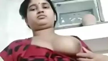 Chhindwara Desi Wife Exposing Butter Boobs