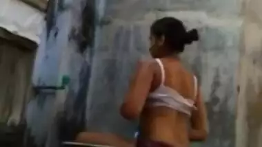 Hottest desi aunty on hidden cam bathing XXX video