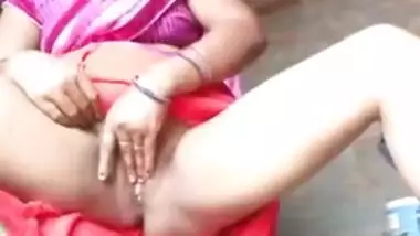 Married Indian woman finds a place to masturbate excited pussy