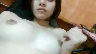 Cute girl playing wid her Boob