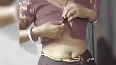 Bengali Boudi In Bhabhi Ne Blouse Khol Kar Apni Boobs Apne Lover Ko Dikhaye