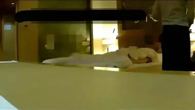 Worker of hotel and naked Indian diva take part in unplanned porn clip