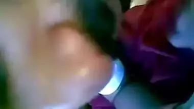 Desi Tante Fucking mit ihrem BF im Auto bj Spaß