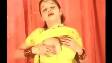 Sexy slut showing big boobs in free porn tube
