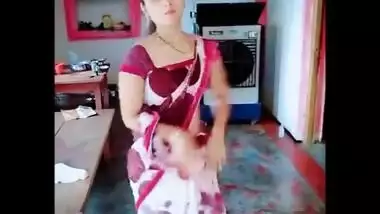 Cute babe preensi navel expose dance show