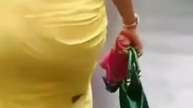 aunty ass shaking in saree