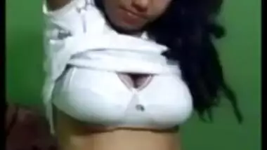 Desi girl prees boob