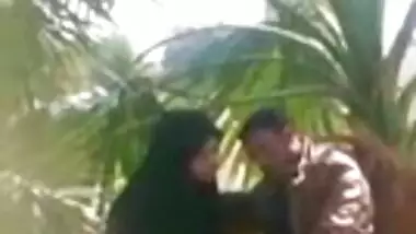 Indian muslim chick doing handjob to her BF in a park 