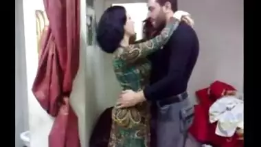 Muslim sex scandal of mature aunty with hubby’s friend